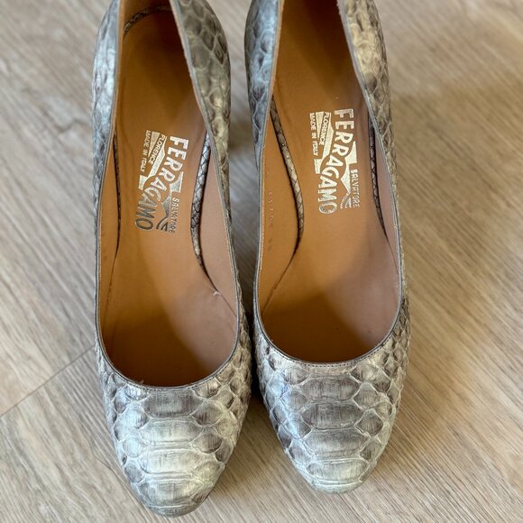SALVATORE FERRAGAMO Tamina Grey Python Platform Pumps - 8.5 - Picture 4 of 8